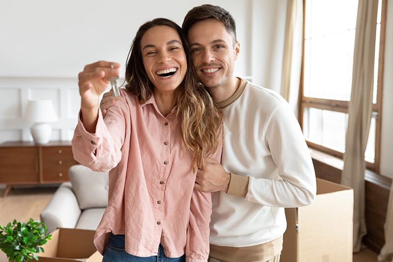 A couple holding a set of house keys